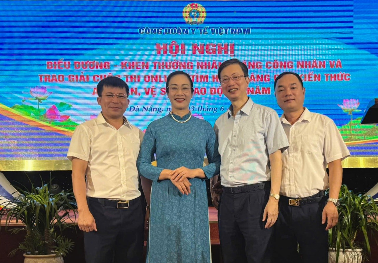 HỘI NGHỊ BIỂU DƯƠNG, KHEN THƯỞNG NHÂN THÁNG CÔNG NHÂN VÀ TRAO GIẢI CUỘC THI ONLINE “TÌM HIỂU, NÂNG CAO KIẾN THỨC AN TOÀN, VỆ SINH LAO ĐỘNG NĂM 2025”
